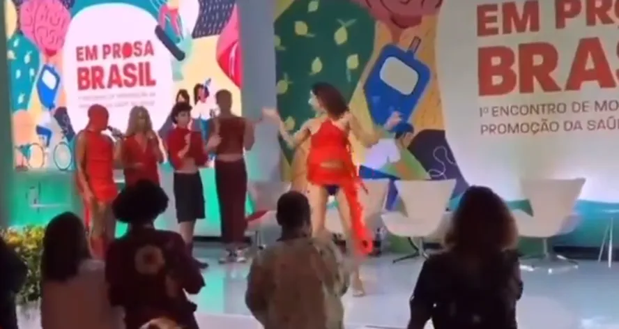 Pessoa dança uma versão da música 'Batcu'