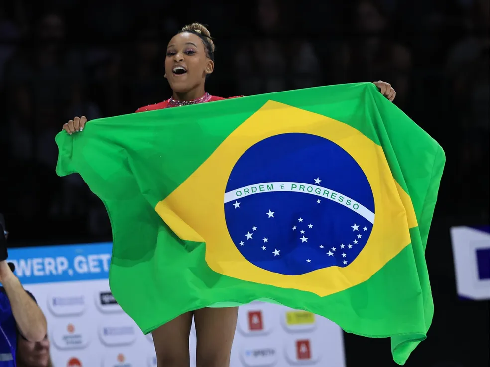 Rebeca Andrade segura a bandeira do Brasil