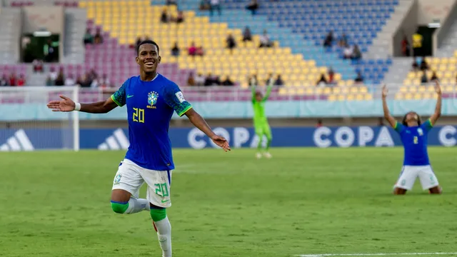 Estevão comemora gol em Equador x Brasil