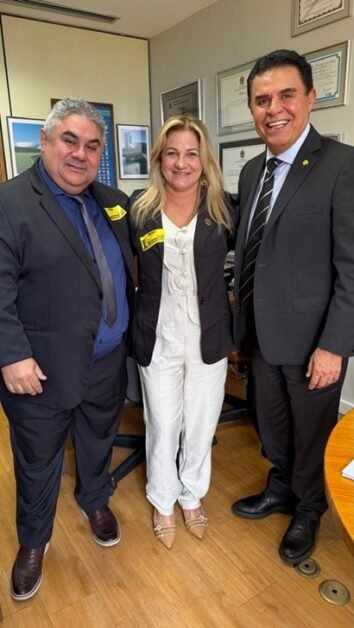 Vereadora Katinha esteve em Brasília com onde solicitou um ônibus universitário ao deputado Wilson Santiago