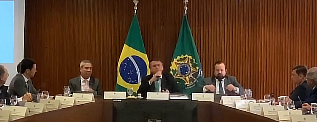 Bolsonaro em reunião com ministros.