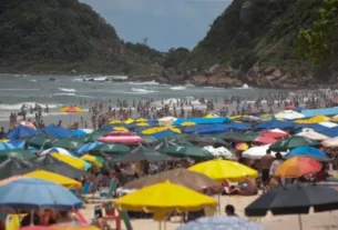 Praia do Tombo, no Guarujá (SP)
