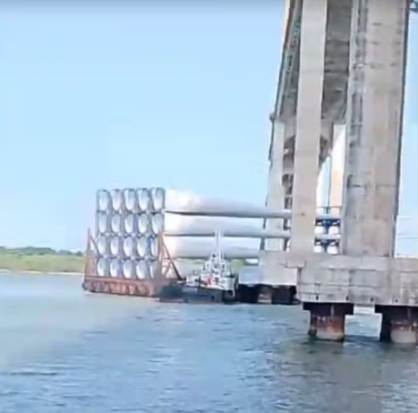 Embarcação bate em ponte.