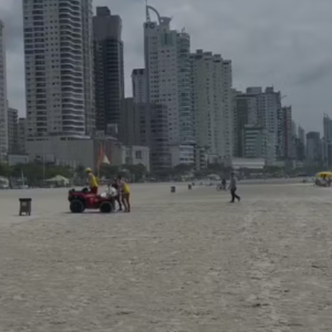 Lancha atropela duas pessoas e mata banhista na Praia Central de Balneário Camboriú