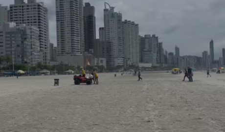 Lancha atropela duas pessoas e mata banhista na Praia Central de Balneário Camboriú