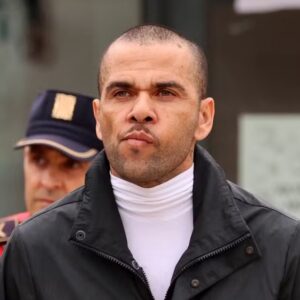 Daniel Alves é condenado a pagar R$ 80 mil de indenização por se apropriar de música de sertanejos