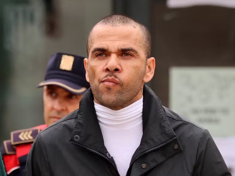 Daniel Alves é condenado a pagar R$ 80 mil de indenização por se apropriar de música de sertanejos