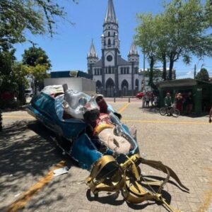 Estátua de Nossa senhora de Nazaré de 14 metros tomba em praça