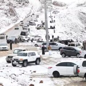 Pela primeira vez na História, deserto saudita fica coberto de neve