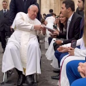 Joagny Augusto entrega ao Papa Francisco livro sobre 150 anos da Paróquia de Picuí