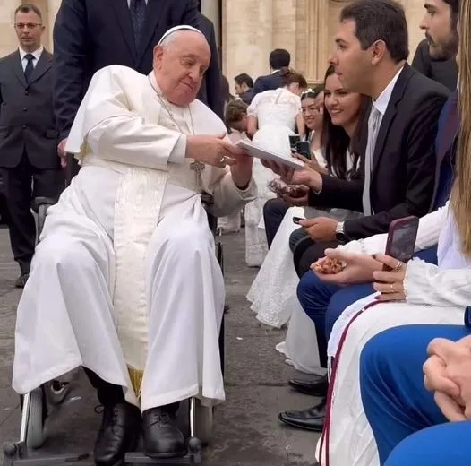 Joagny Augusto entrega ao Papa Francisco livro sobre 150 anos da Paróquia de Picuí