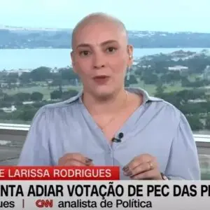 Jornalista em luta contra câncer surge careca na TV: “Não é força, é necessidade”