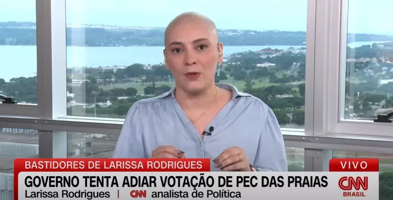 Jornalista em luta contra câncer surge careca na TV: “Não é força, é necessidade”