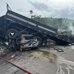 Tríplice colisão deixa ao menos 22 mortos em MG