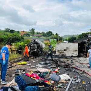 Tríplice colisão deixa ao menos 38 mortos em MG