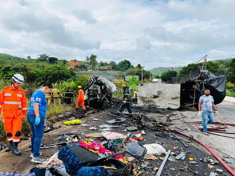 Sobe para 41 o número de mortos em acidente na BR-116 em MG