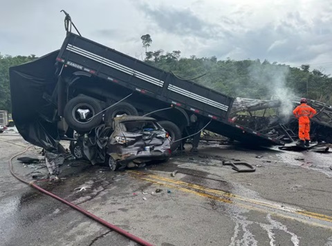 Tríplice colisão deixa ao menos 22 mortos em MG