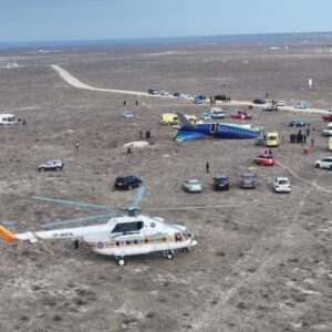 Avião cai no Cazaquistão com mais de 60 pessoas; vídeo mostra momento da queda