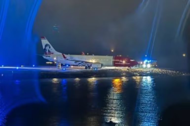 Boeing com 165 passageiros ultrapassa limites da pista e para a 15 metros do mar