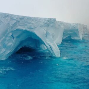 Mais antigo e um milhão de toneladas: saiba como é iceberg que se soltou e está à deriva em direção ao norte