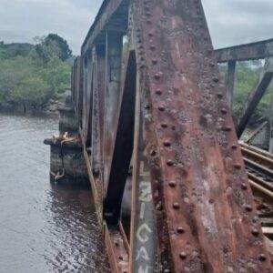 Mulher cai de ponte ao tirar foto e fica presa por cadarço amarrado pelo namorado