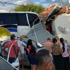 Ônibus desgovernado atinge comércio em Carnaúba dos Dantas