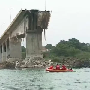 Tanques de caminhões com substâncias químicas que caíram no Rio Tocantins após desabamento de ponte estão intactos