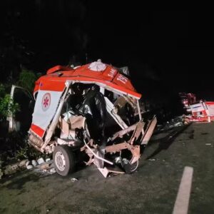 Três socorristas e um paciente morrem em batida entre SAMU e caminhão