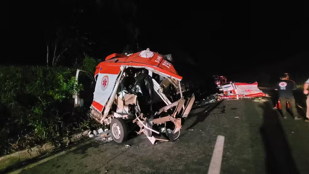 Três socorristas e um paciente morrem em batida entre SAMU e caminhão