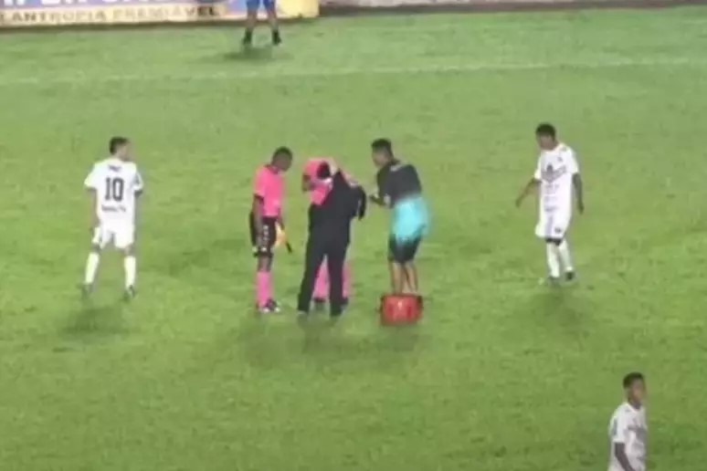 Árbitro é levado ao hospital após inseto entrar no seu ouvido durante jogo em SP