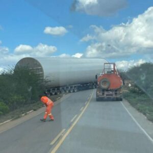 Carreta que transportava pá eólica causa transtornos na PB-177 entre Nova Palmeira e Pedra Lavrada