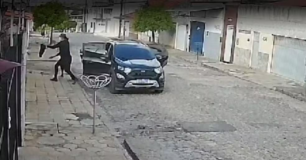 Momento em que homens invadem casa de empresário, em Campina Grande