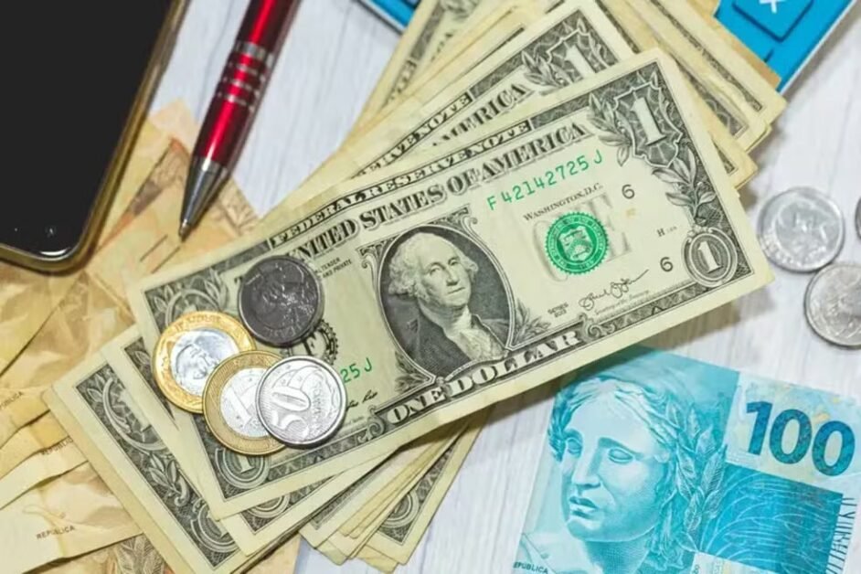 Dólar cai e fecha no menor patamar em mais de um ano