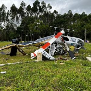 Helicóptero cai com cinco pessoas a bordo