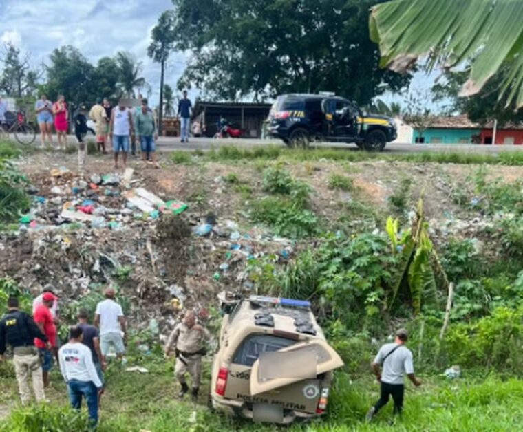 Homem ataca policiais dentro de viatura e provoca acidente na BR-101