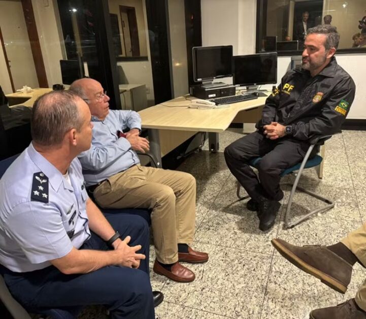 Mauro Vieira (ao centro) conversa com Polícia Federal e da FAB sobre tratamento dado a brasileiros em Manaus