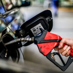 Preço da gasolina sobe 10% nos postos em 2024; Petrobras só ajustou valor nas refinarias uma vez no ano