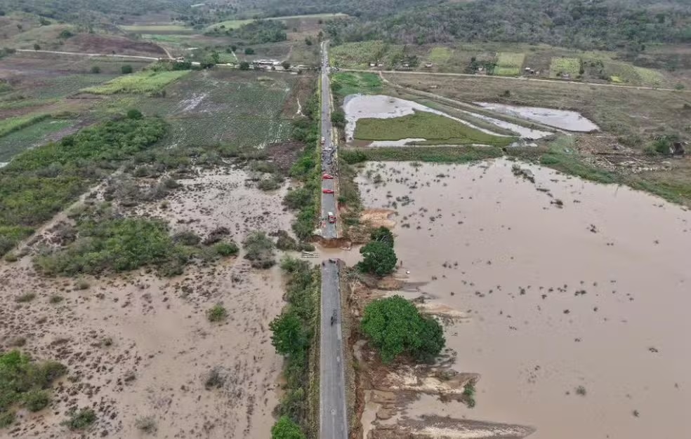 Chuva derruba trecho de rodovia em Capela