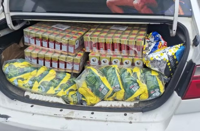 Carro com produtos de supermercado atacadista