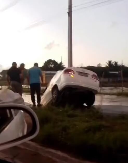 Carro preso em um buraco