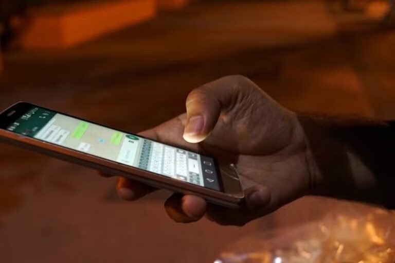 Mão acessando um celular