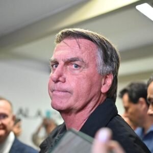 Bolsonaro reencontra equipe médica que o atendeu em Natal