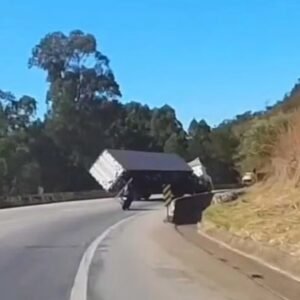 Carreta tomba na BR-262 e motociclistas registram o acidente