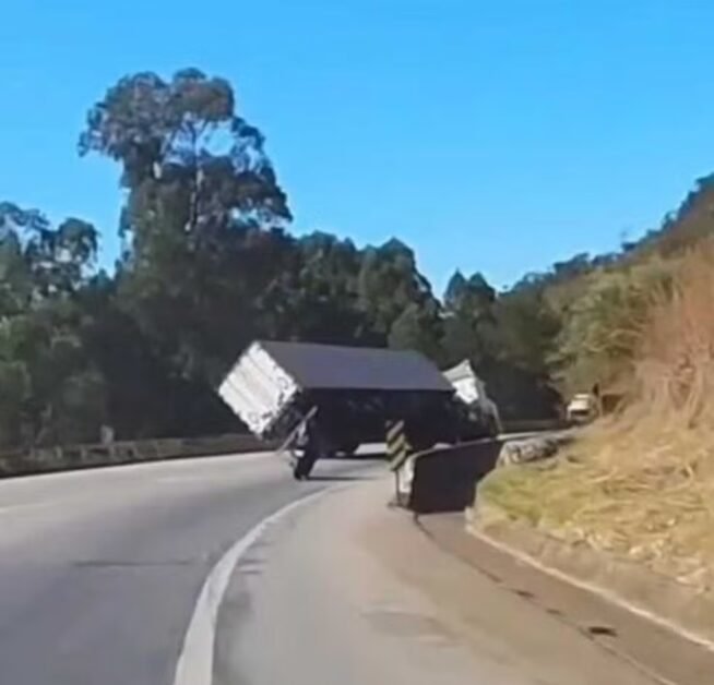 Caminhão tomba