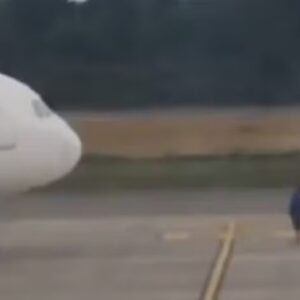 Homem perde voo e invade pista de aeroporto para tentar impedir avião de decolar; vídeo