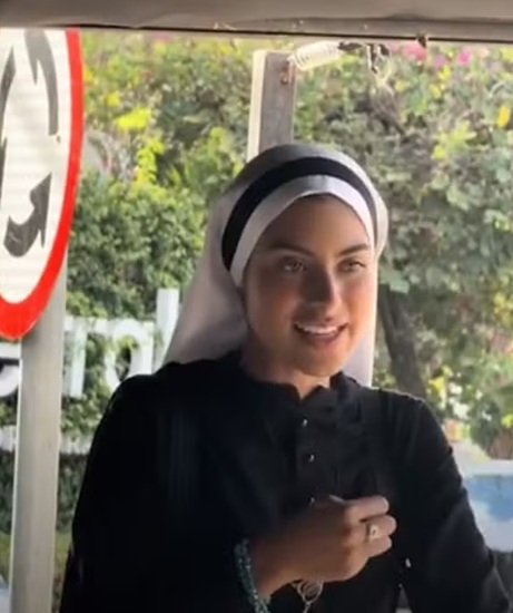 Quem é irmã Eva: a modelo que virou freira e chamou atenção pela beleza