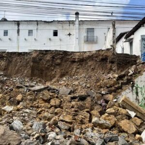 Parte de muro do Mosteiro de São Bento desaba em João Pessoa