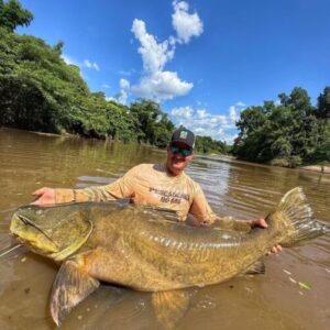 Pescador passa 40 minutos lutando para conseguir tirar peixe gigante de rio