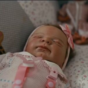 Mulher vira chacota no trabalho por pedir licença-maternidade para cuidar de bebê reborn