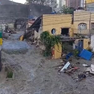 Reservatório de água rompe, causa destruição em ruas e deixa uma pessoa morta em Campina Grande